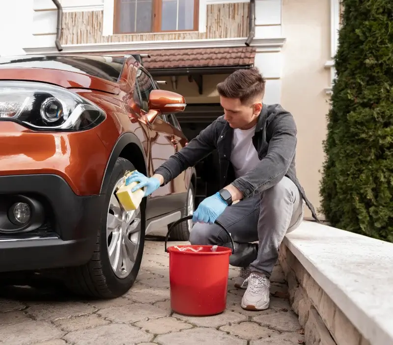 Lavage auto à domicile Saint-Symphorien-d'Ozon : professionnel intervenant sur un véhicule